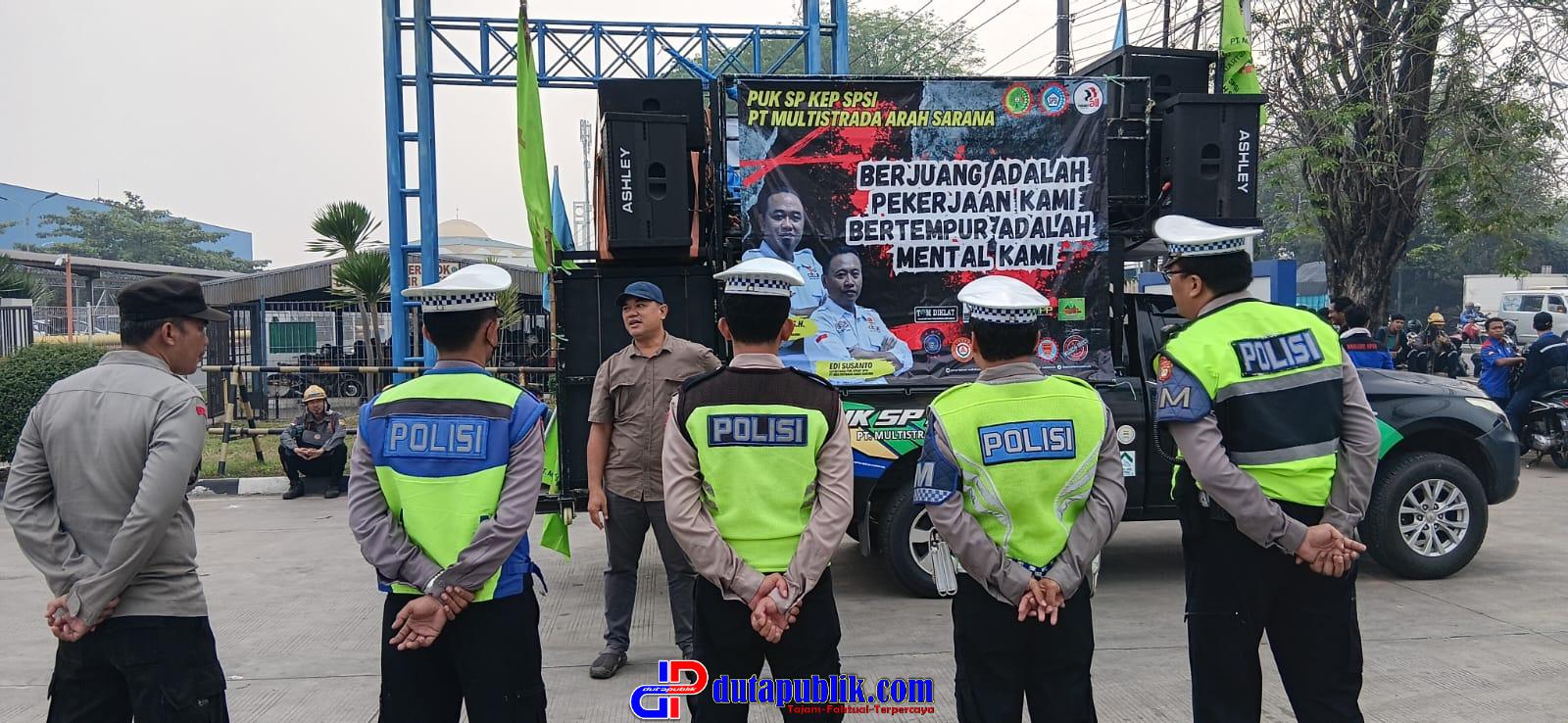 Polsek Cikarang Timur Kawal Keberangkatan Massa Buruh PT Multistrada Menuju Aksi di DPRD Kota Bekasi IMG-20251030-WA0023